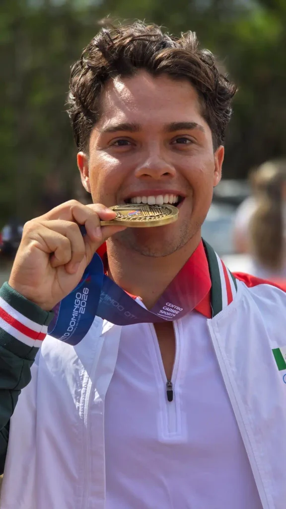  Atleta mexicano muestra su medalla en Santo Domingo 2026.