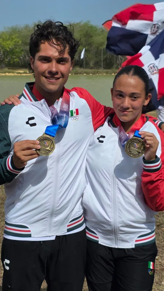  Dos atletas de México muestran sus medallas de esquí acuático en Santo Domingo 2026.
