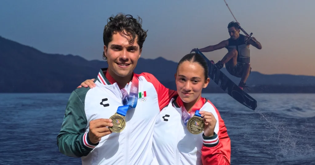 Atletas mexicanos de esquí acuático muestran sus medallas tras una competencia internacional.