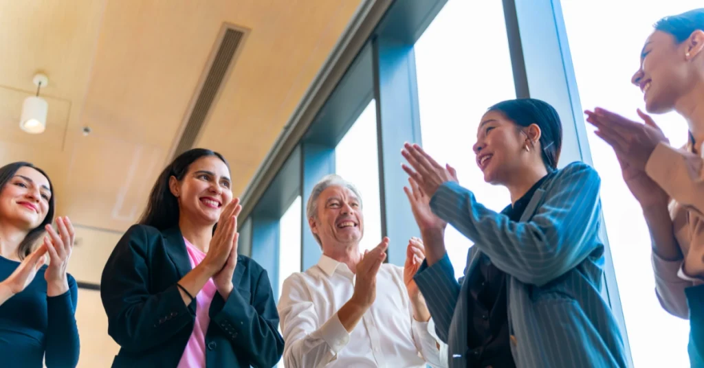 Personas expresando gratitud y reconocimiento en grupo.