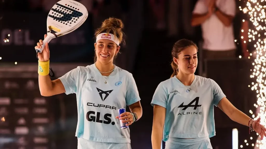 Beatriz González y Claudia Fernández durante un torneo de pádel