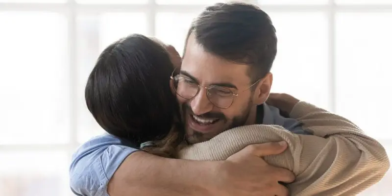 Personas abrazándose como expresión de gratitud y agradecimiento.