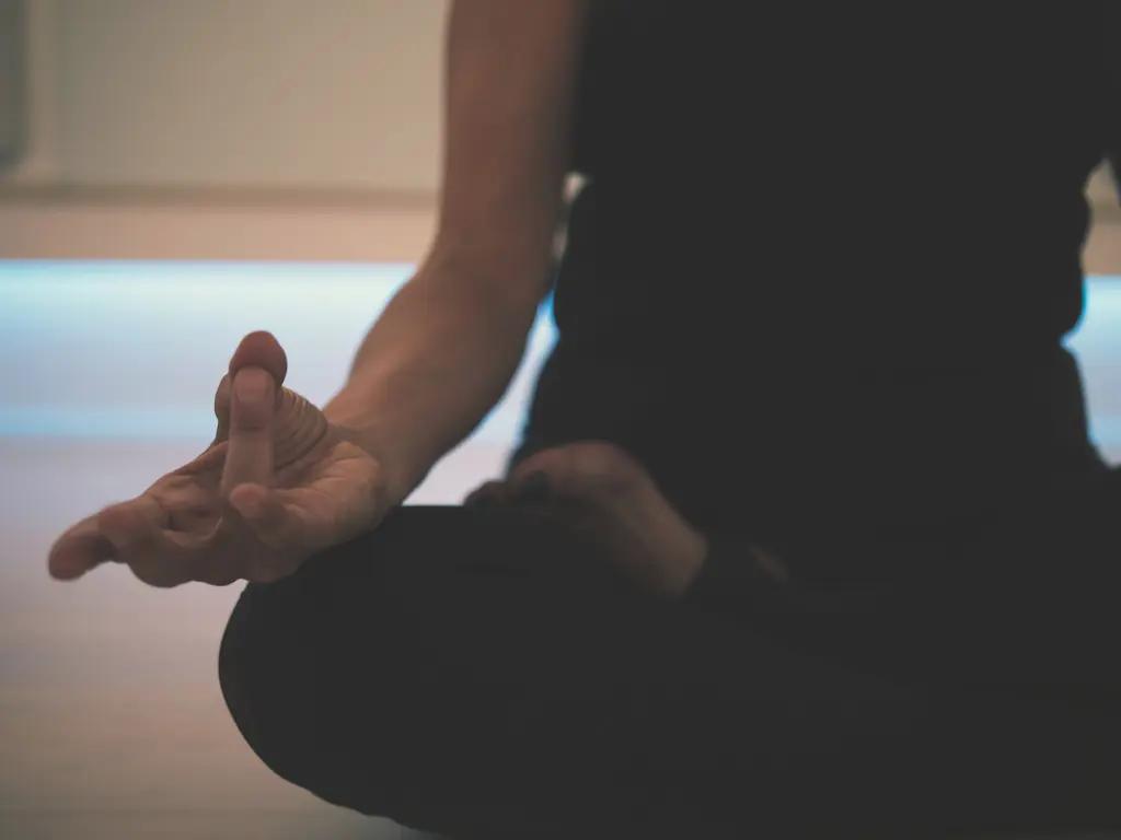 Persona Practicando meditación sentada 