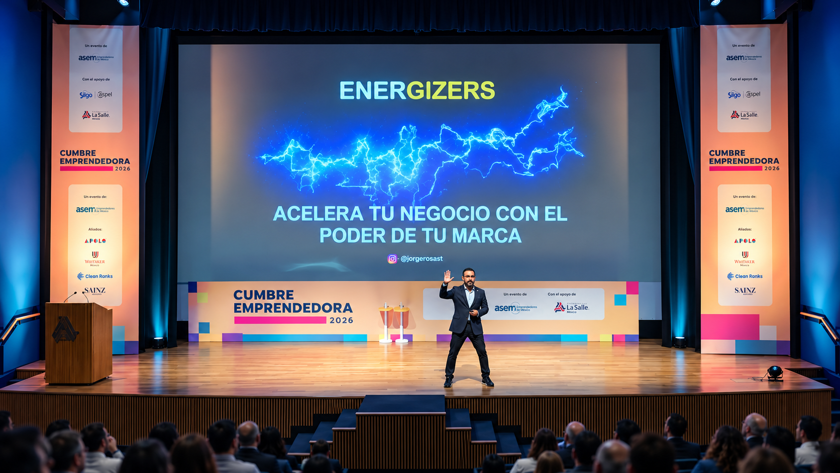 Jorge Rosas durante su conferencia en Cumbre Emprendedora 2026 sobre marca personal y aceleración empresarial.