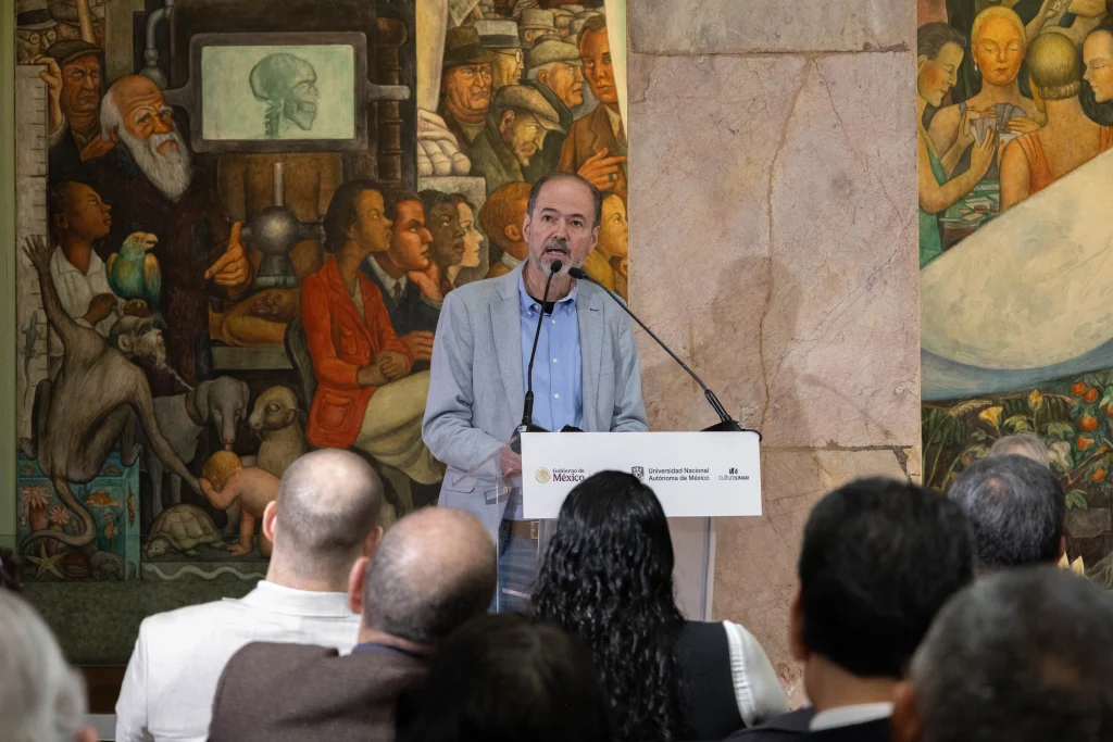 Juan Villoro ofrece un discurso frente al público durante la ceremonia del Premio Carlos Fuentes 2026, en el Palacio de Bellas Artes.
