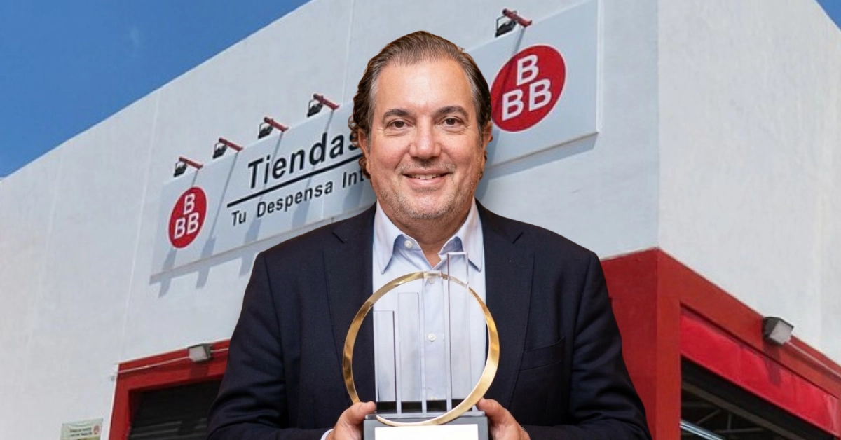 Directivo de Tiendas 3B frente a una sucursal de la cadena de tiendas de descuento.