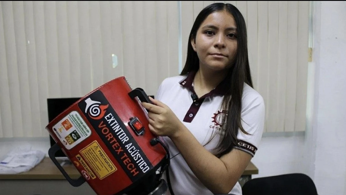 Ángela Karime Hernández Venegas sostiene Vortex Tech, un prototipo de extintor acústico desarrollado en Tamaulipas.