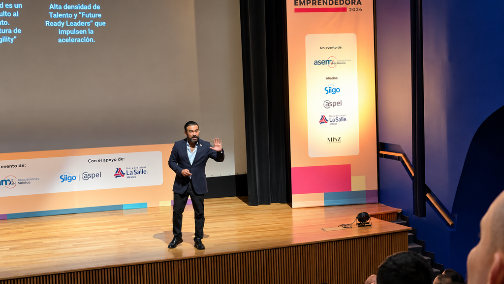 Jorge Rosas explica uno de los componentes del modelo FAST durante su conferencia.