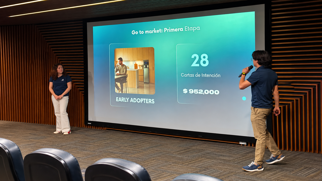 Emprendedores presentan resultados de validación comercial y cartas de intención durante un Demo Day.