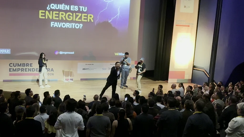 Jorge Rosas conduce la dinámica de energizers frente al público reunido junto al escenario.