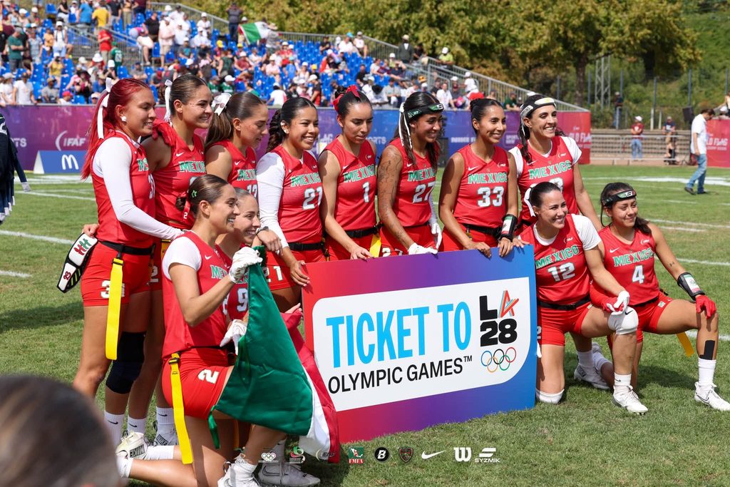 Selección mexicana femenil de flag football celebra su clasificación a los Juegos Olímpicos de Los Ángeles 2028.