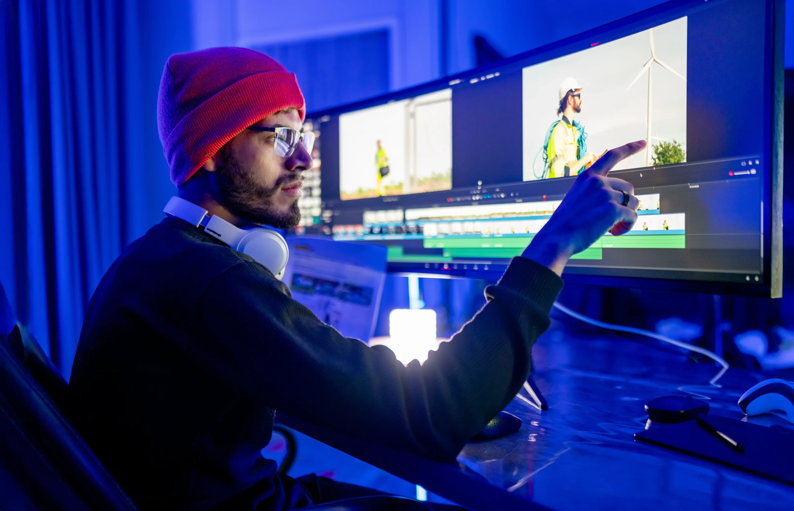Creador editando un video en una computadora con un programa de edición audiovisual.